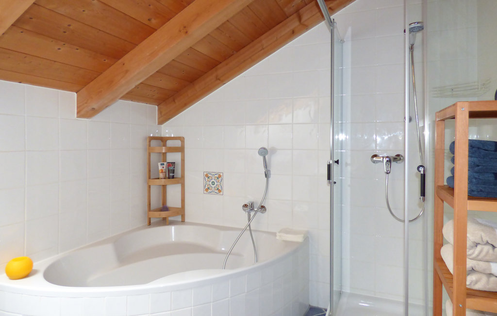 Badezimmer mit Eckbadewanne