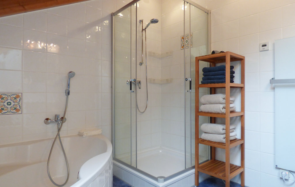 Badezimmer mit Dusche