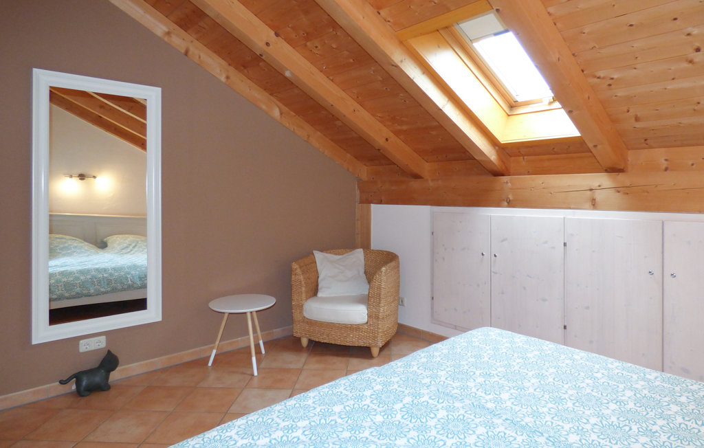 Großes Schlafzimmer mit Sitzecke