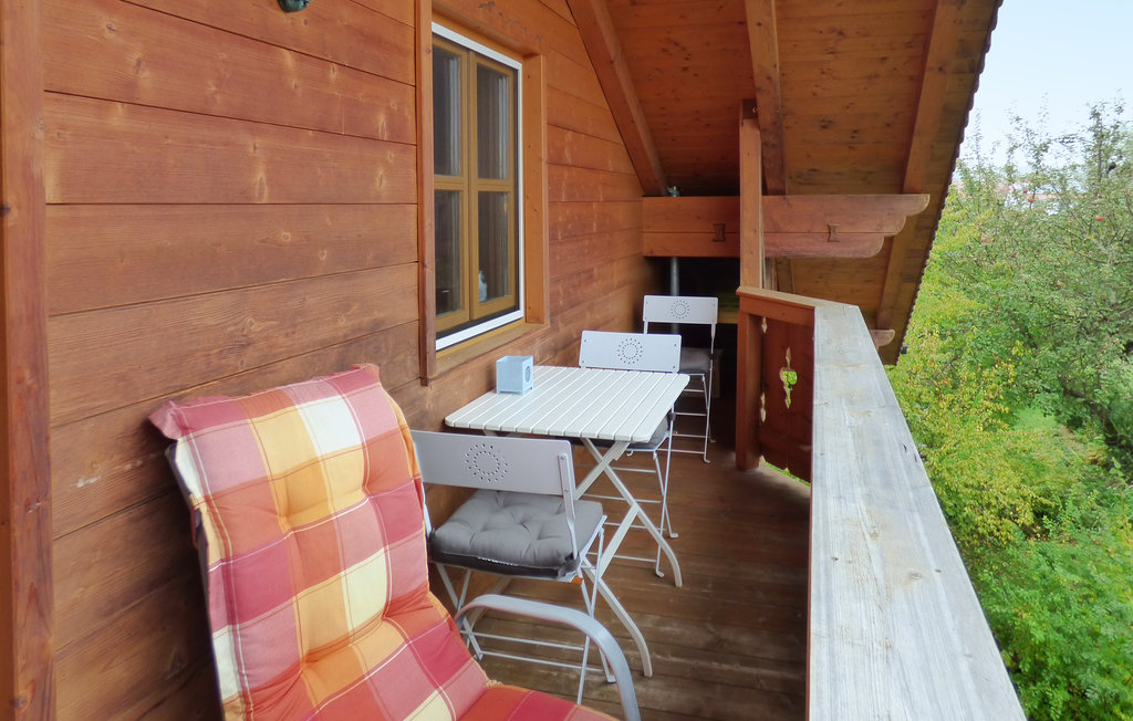 Balkon mit 3 Stühlen und 2 Relaxstühlen