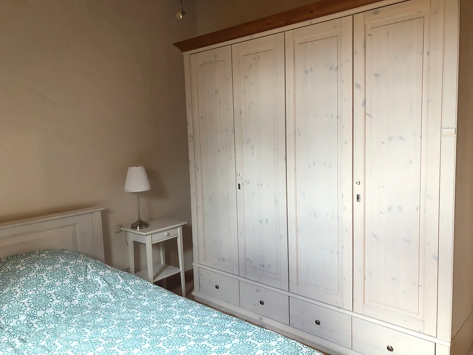 Großes Schlafzimmer mit Schrank